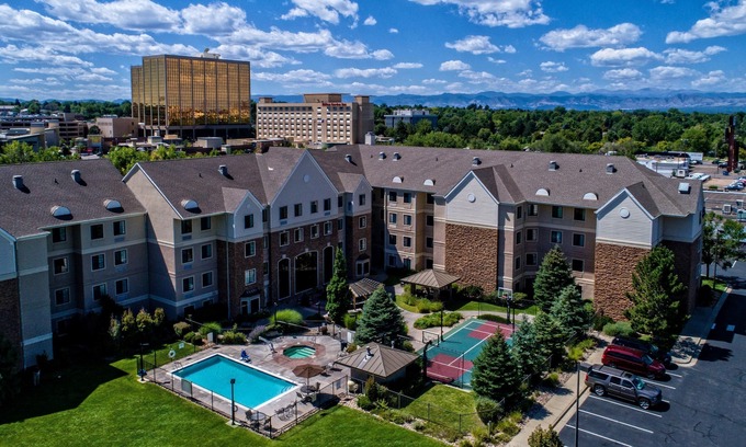 Glendale Condominio | Suite Queen Cherry Creek | Piscina al aire libre, bañera de hidromasaje compartida + acceso al gimnasio