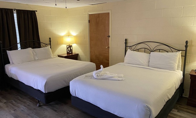 Mount Ida Apartamento | Queen Guest Room located at the Joplin Inn at the entrance to Mountain Harbor, just 2 1/2 miles from Lake Ouachita. by RedAwning