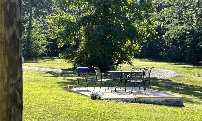 Mount Ida Apartamento | Queen Guest Room located at the Joplin Inn at the entrance to Mountain Harbor,, just 2 1/2 miles from Lake Ouachita. by RedAwning