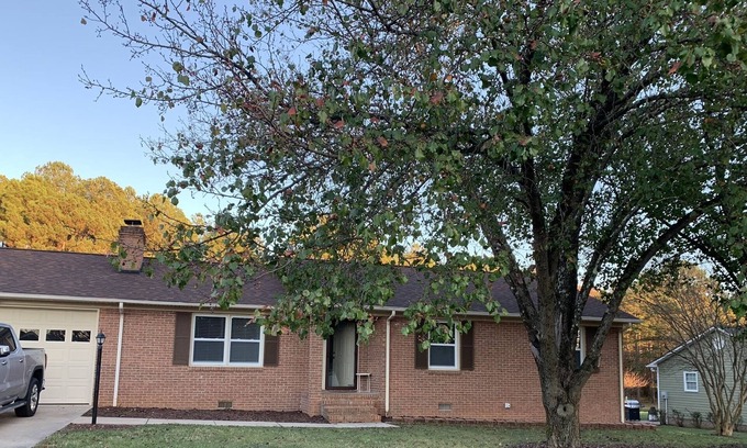 Kannapolis Casa | Queen of Comfort, Convenience, & Quality