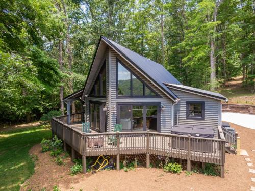 West Jefferson Casa | Queen Ridge Cabin