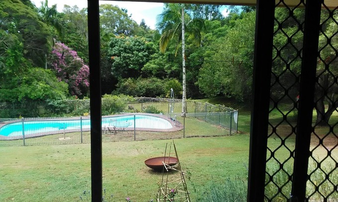 Mullumbimby Cama Y Desayuno | Queen room in charming 4-bedroom B&B with WiFi and some AC in fab Mullumbimby
