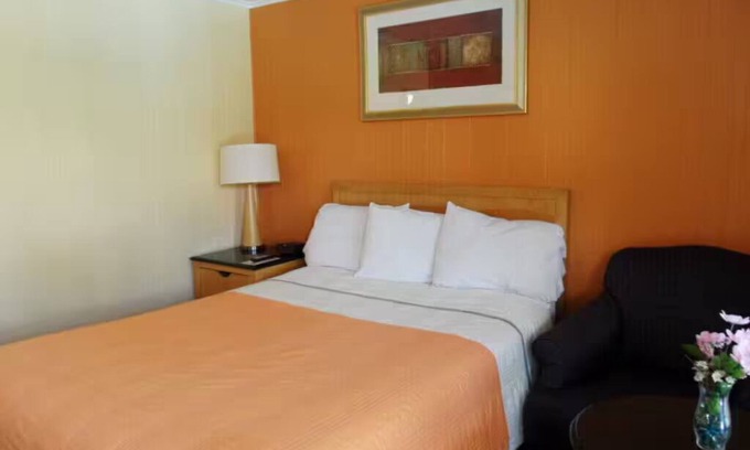 Lake George Hotel | QUEEN ROOM IN LAKE GEORGE-1