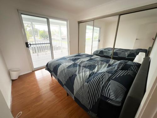 South Wentworthville Casa | Queen Room in with Balcony and Swimming Pool - SW5