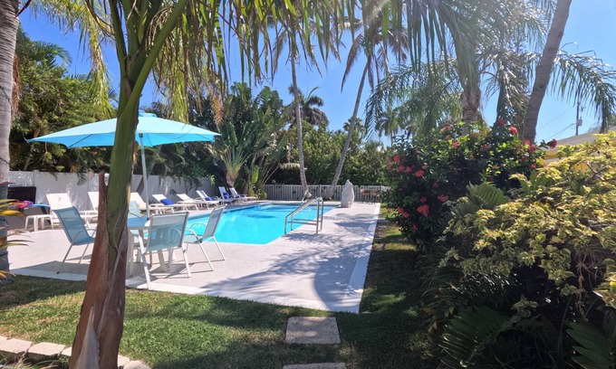 Bradenton Beach Cabaña | Queen's Gate Resort
