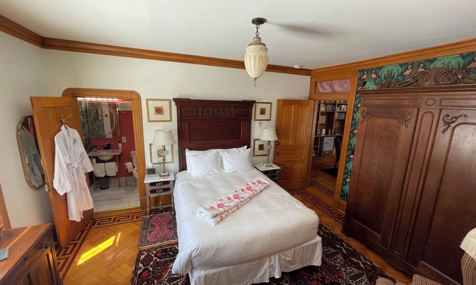 Bayfield Cama Y Desayuno | Queen's View B&B- Maggie's Suite, Lake views, Sauna, Pool, Gardens, Bayfield, WI