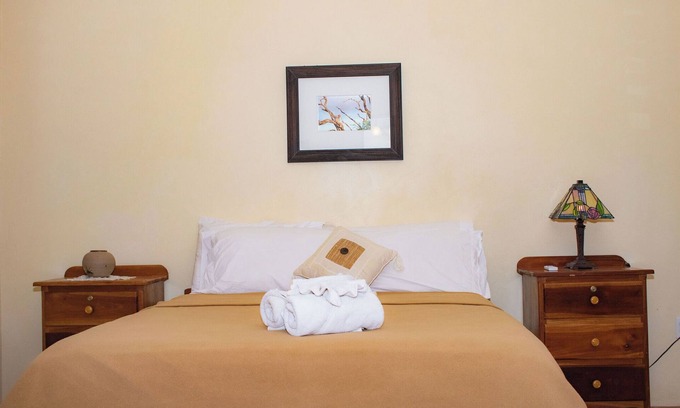 Orchid Bay Cama Y Desayuno | Queen-size bed, with a private bathroom, a walk-in shower and closet.