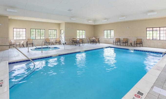 Canton Condominio | Suite Queen | Desayuno diario gratuito, bañera de hidromasaje compartida + piscina
