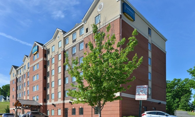 Aquia Harbour Condominio | Queen Suite in Stafford! Shared Indoor Pool + 24h Business Center