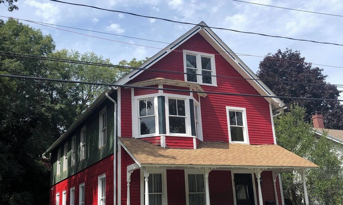 Mystic Apartamento | Queenan, 1-St Floor, 2-bed, Downtown Historic Mystic. Short walk to everything.