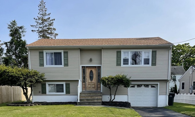 Wanamassa Casa | Queens Castle close to everything, family and furry friend friendly