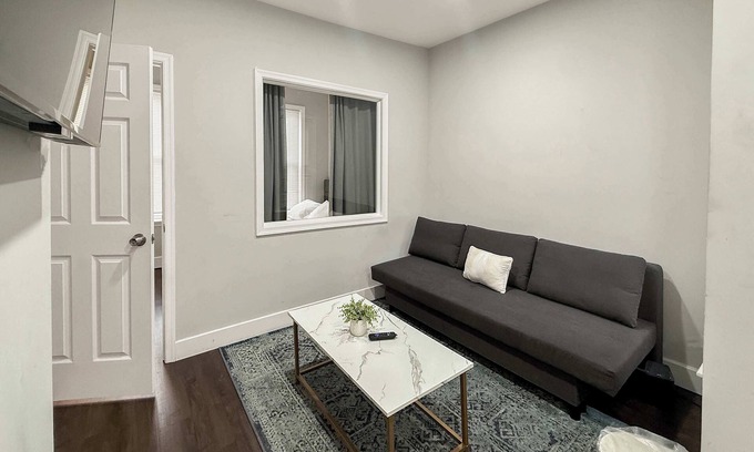 Southwark Apartamento | Queens Village Escape 2BD Apt with 4 Comfy Beds