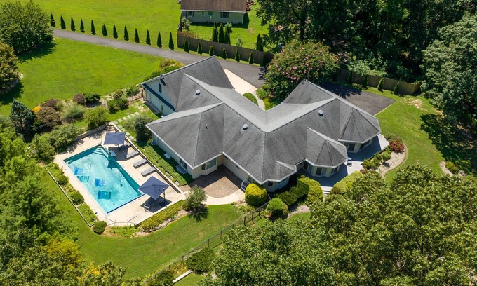 Queenstown Casa | Queenstown Waterfront | Boat Ramp | Pool | Private Dock