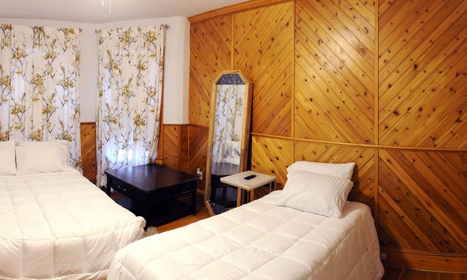 South Lowell Apartamento | Quick drive to downtown Lowell and Tsongas Center! Great restaurants nearby.