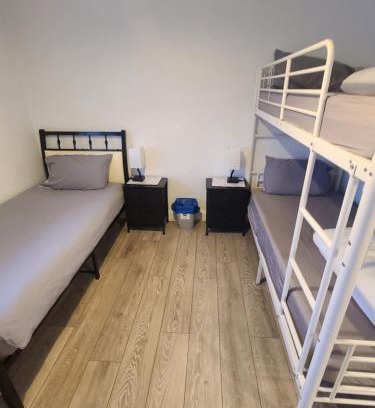 Crawley Casa | QUICK STOP-GATWICK STAY, Triple room