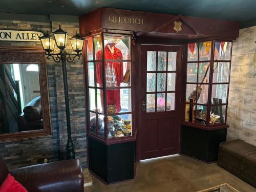 Watford Casa | Quidditch Quarters Themed Property