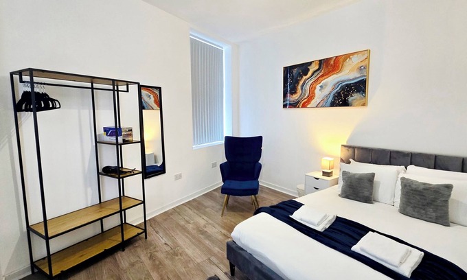 Bury Apartamento | Quiet 1BR | Turf Apartment | 5 Mins to Bury