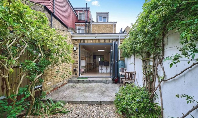 Ferndale Casa | Quiet 2-bed, 2-bath, Brixton/Clapham House in Zone 2 with speedy internet