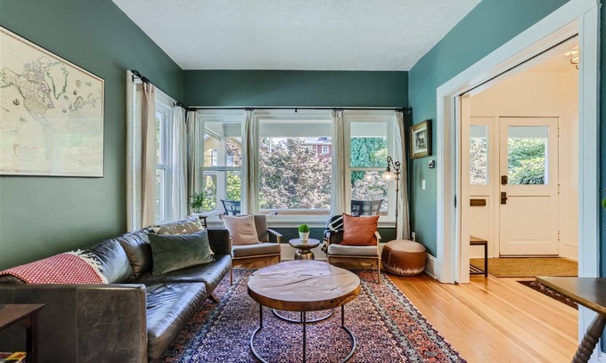 Belmont Casa | Quiet 2-bedroom Craftsman in SE Portland with central AC and 2 King beds