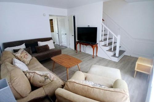 Southwest Raleigh Casa | quiet 2 bedroom with fence and fire pit