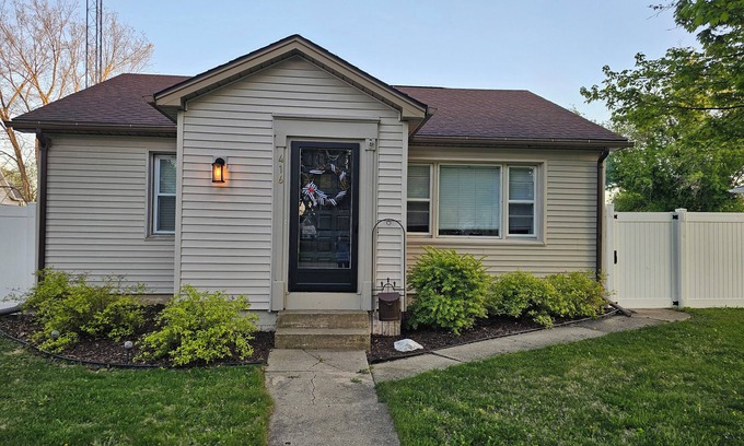 Lake Geneva Cabaña | Quiet 2bd 1ba ranch with off street parkingWalking distance to downtown/beach.