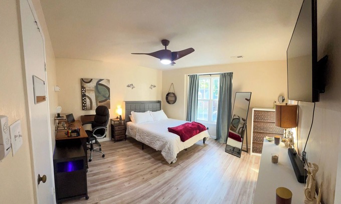 Norfolk - Virginia Beach Casa | Quiet 2BR/1.5BA Retreat w/ Fenced Yard, Firepit, & Fast WiFi – Central Norfolk