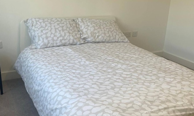 Park Royal Apartamento | Spacious 2 Bed 1 Bath Apartment with Balcony