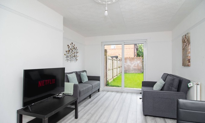 Kirkby Casa | Quiet 3 bed house, pet friendly