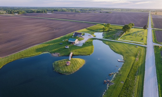 Van Buren County Casa | Quiet 3 bedroom house on 11 acres with 3 acre fully stocked private pond.
