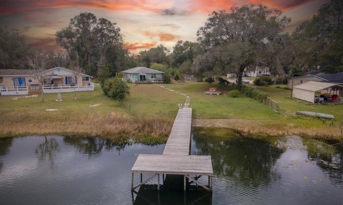 Interlachen Casa | Quiet 3-bedroom lakefront house. Family/dog friendly. Wi-Fi.