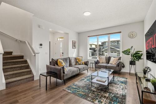 Calgary Casa | Quiet 3BR And 2 Bath Home In Calgary Near Airport