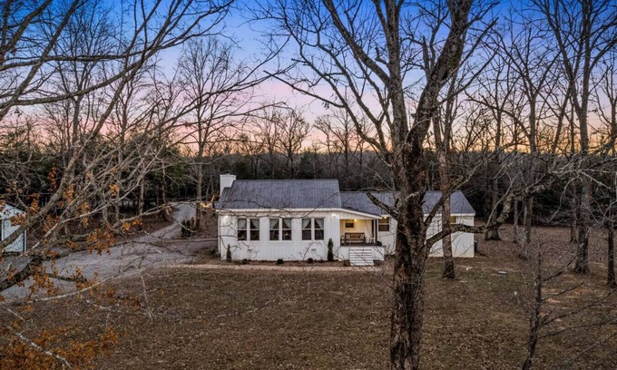 Mount Juliet Casa | Quiet 3BR Farmhouse w/Firepit | Huge Yard+Privacy