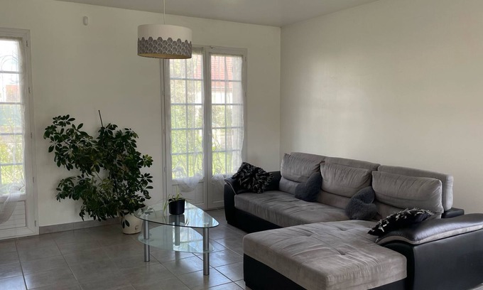 Rosieres-pres-Troyes Casa | Quiet 4 bedroom house with garden and garage near Troyes, lakes and Nigloland