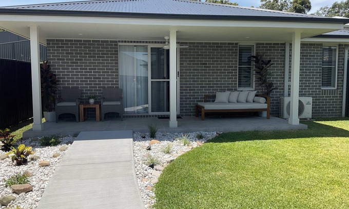 North Boambee Valley Apartamento | Quiet and private guesthouse close to CBD, golf course, beaches and stadium.
