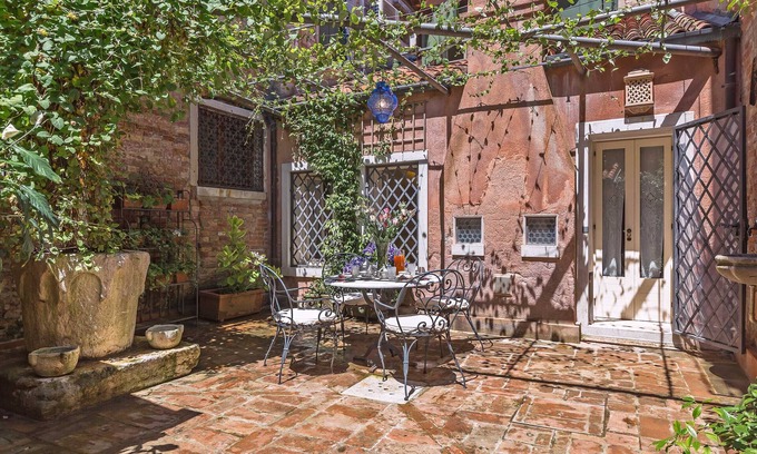 Dorsoduro Chalet De Esquí | Quiet and Classy Venetian Home with Private Courtyard