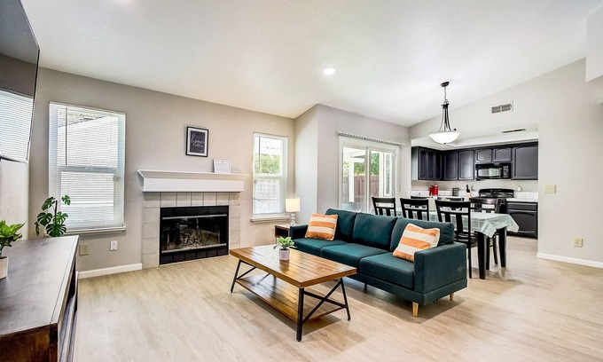 Elk Grove Casa | Quiet and Comfy Home | 70" SmartTV | Close to Everything