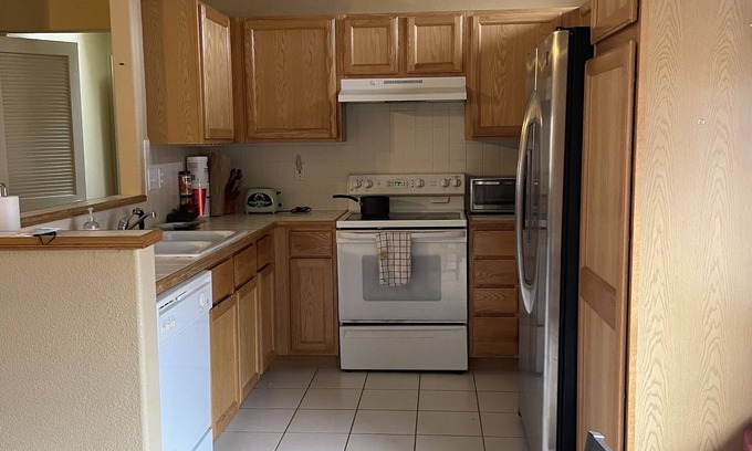Cheyenne Meadows Condominio | Quiet and cozy Condo walking distance to world arena.