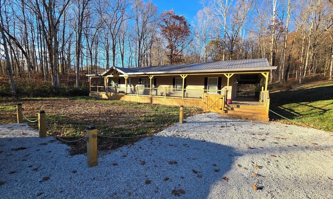 Creola Cabina | Quiet and modern 3-bedroom cabin near Ash Cave!