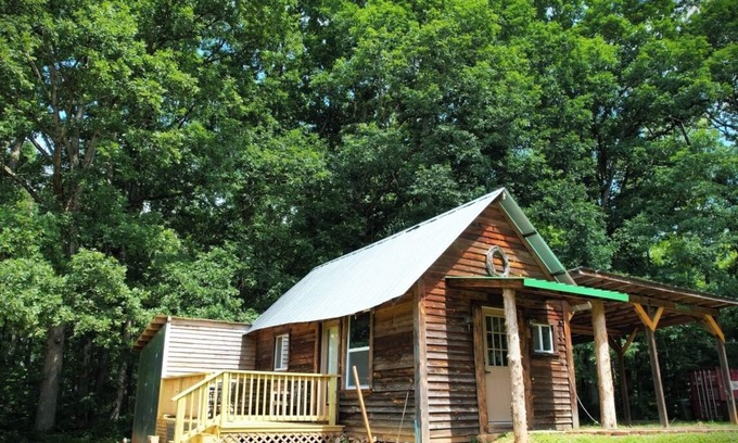 Woodruff Cabina | Quiet and relaxing 1 bedroom farm cabin with loft and deck.