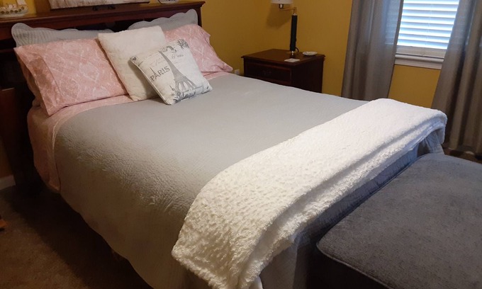 Adrian Cama Y Desayuno | Quiet and Spacious, in Tranquil Neighborhood private rm