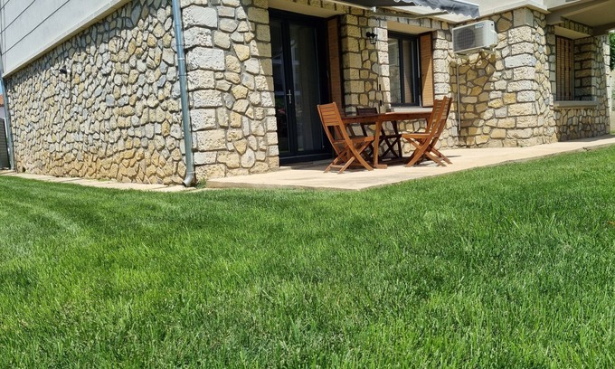 Costieres Apartamento | Quiet apartment in a green setting