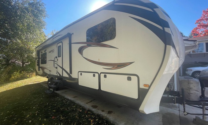 Lawndale Casa | Quiet area RV w AC outside Bloomington 3 Beds 5 acres w walking nature trails