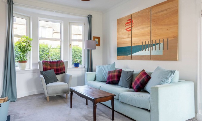 Gifford Casa | Quiet area with free on street parking and easy access to Edinburgh City Centre