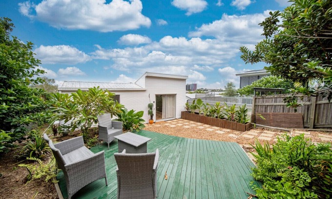 Bulimba Casa | Quiet back yard guest house in the heart of Bulimba.