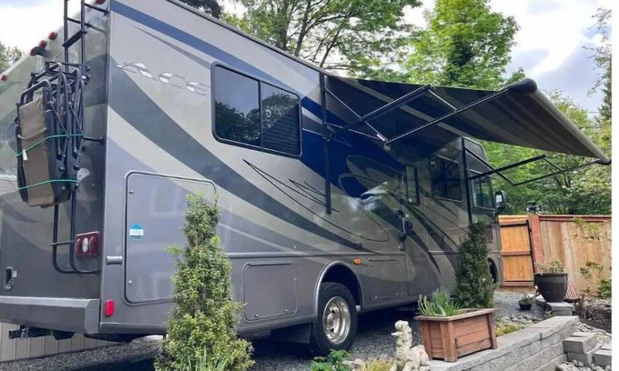 Rainier Valley Casa | Quiet Backyard Class A Motorhome. Near Airport and Light Rail