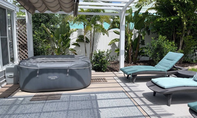 Bradenton Casa | Quiet beach cottage with SPA near Anna Maria Island and IMG, downtown