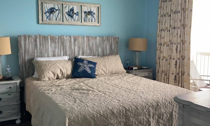 Thomas Drive Condominio | Quiet, Beach Facing Master Bedroom! Spectacular Views!