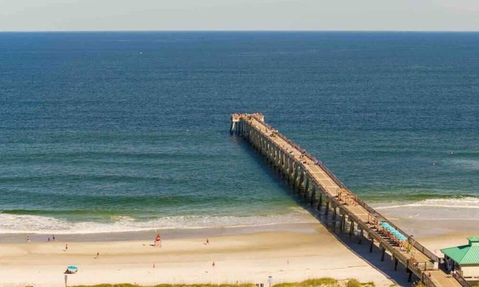 Neptune Beach Apartamento | Quiet beach oasis, walk to the beach!