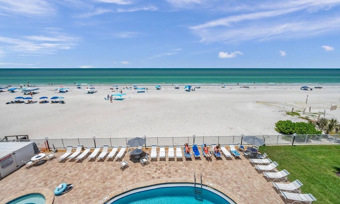 Indian Shores Condominio | Quiet Beachfront 3 bedroom Right on the Sand