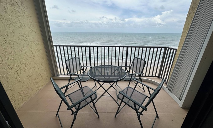 Hutchinson Island South Condominio | Quiet beachfront penthouse offering everything needed for a coastal getaway